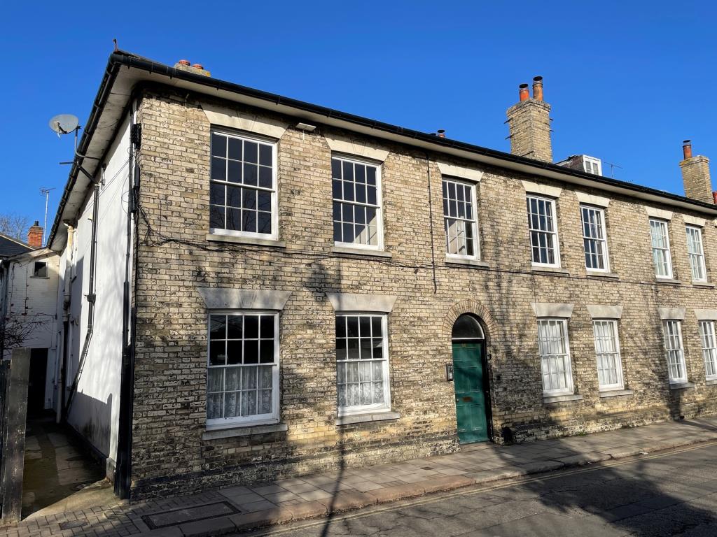 Lot: 135 - FIVE VACANT FLATS IN ONE FREEHOLD BUILDING - Different front and side elevation from Friars Street in Sudbury